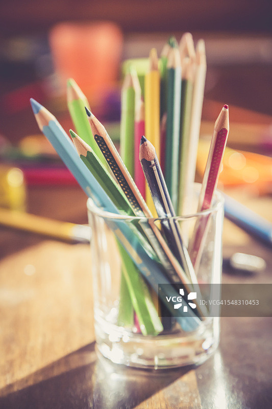 一杯彩色铅笔图片素材