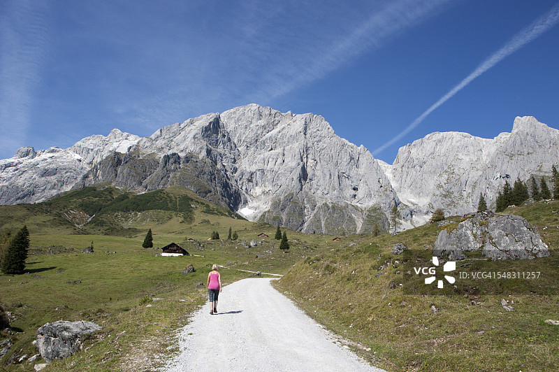 奥地利萨尔茨堡州米尔巴赫：国王山徒步小径上的徒步者图片素材