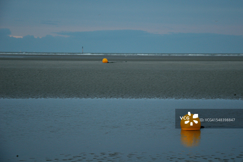 沙滩上的浮标图片素材