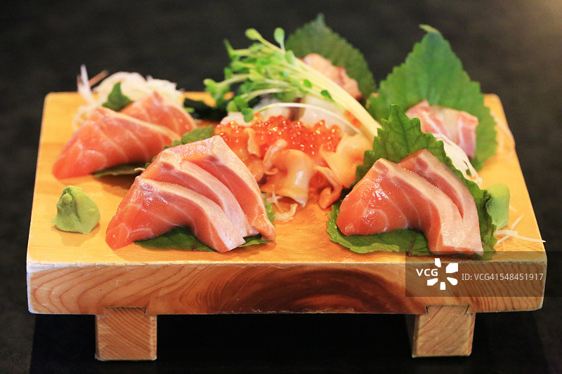 木制砧板上的三文鱼籽刺身图片素材