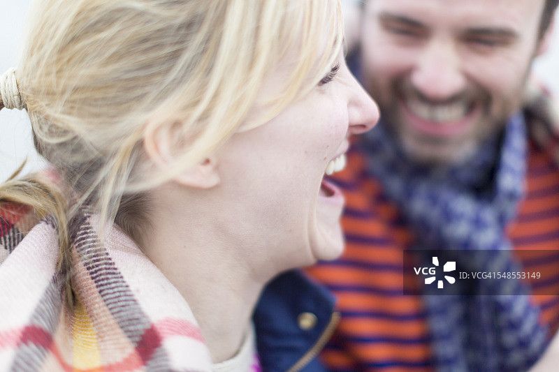 在户外欢笑的夫妇图片素材