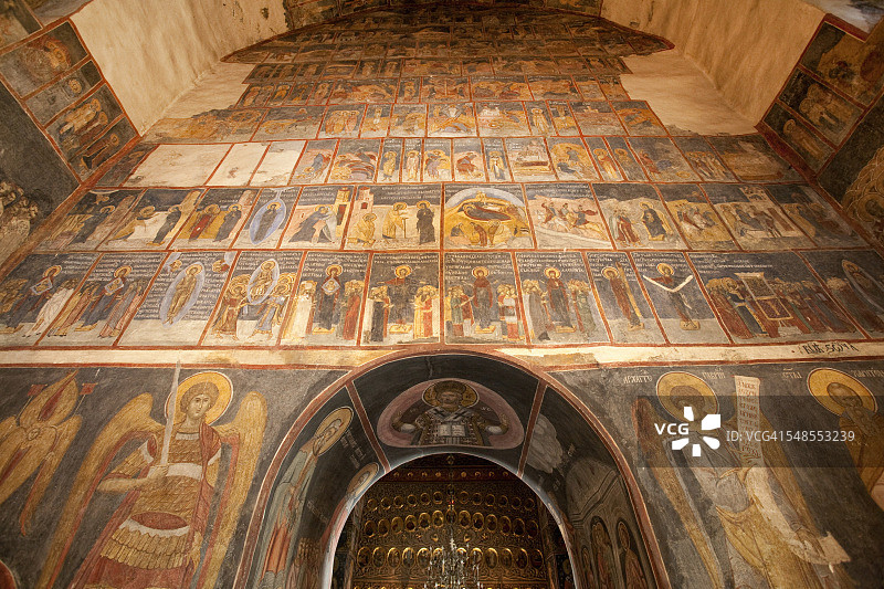 罗马尼亚布加勒斯特东正教教堂的拱形门，内有罗马式壁画图片素材