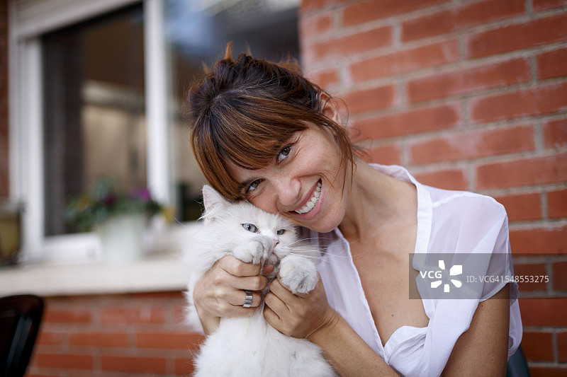 门廊中年女人与猫肖像图片素材