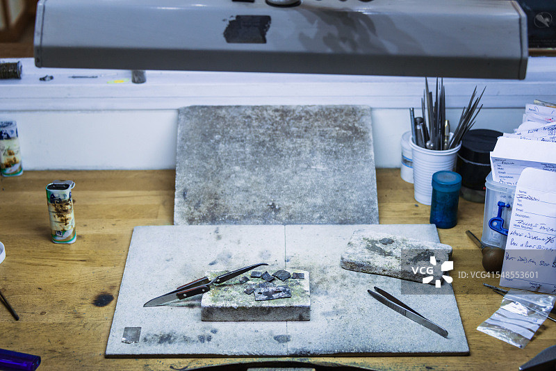 珠宝匠作坊中的工作台图片素材