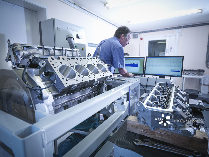 工程师在测试设备中检查汽车发动机图片素材
