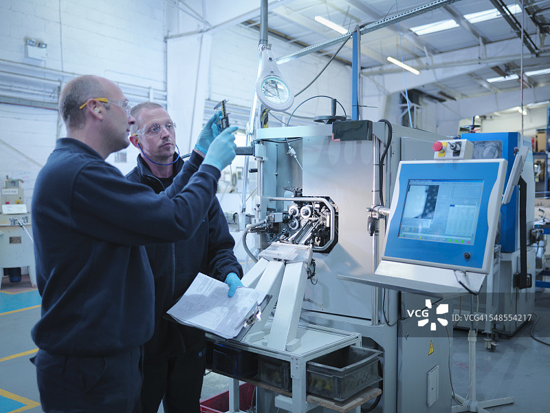 工程师制造汽车零件图片素材