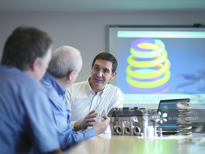 工程师在会议室讨论工程设计图片素材