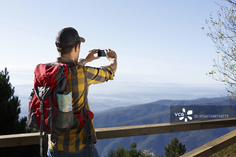 徒步者在西班牙加泰罗尼亚巴塞罗那蒙塞尼山拍摄图片素材