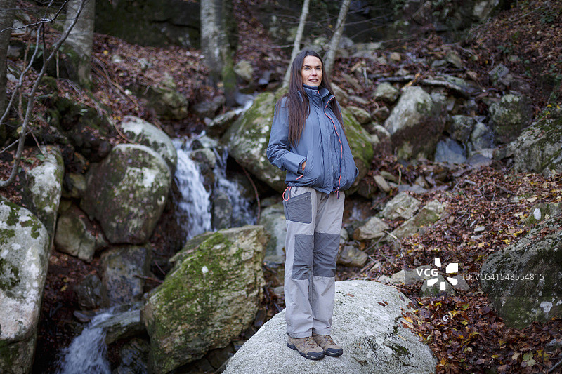 徒步者在西班牙加泰罗尼亚巴塞罗那蒙塞尼的溪流旁休息图片素材