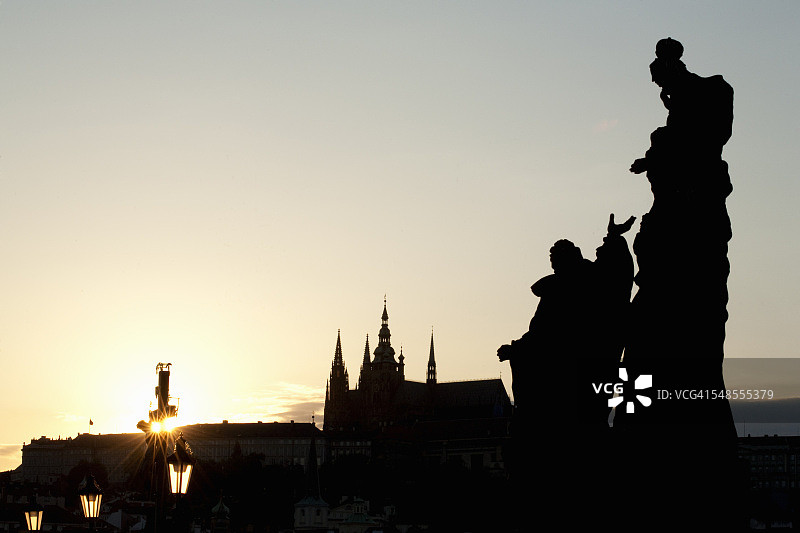 捷克共和国布拉格查理四世大桥上的雕像剪影图片素材