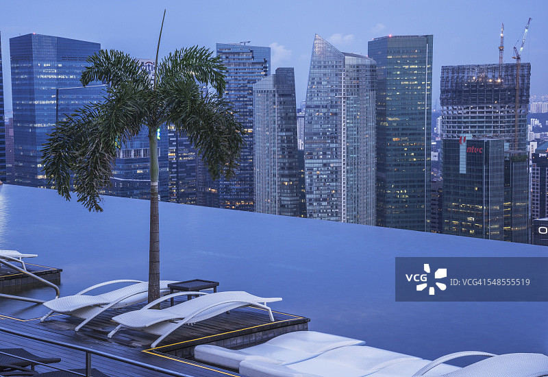 新加坡滨海湾金沙酒店的无边泳池（黄昏）图片素材