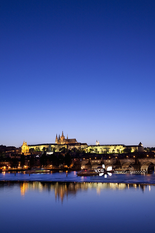 夜晚的查理四世大桥和伏尔塔瓦河，布拉格，捷克共和国图片素材