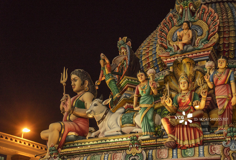 新加坡夜晚的斯里马里安曼兴都庙图片素材