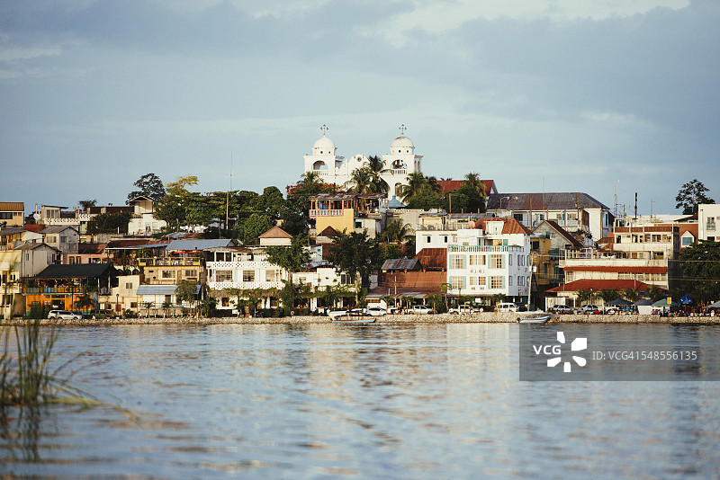危地马拉弗洛雷斯港口和城镇景色图片素材