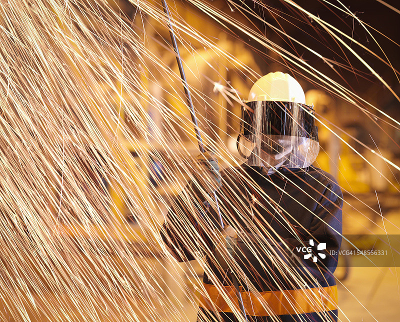 钢铁厂工人手持长矛样本图片素材