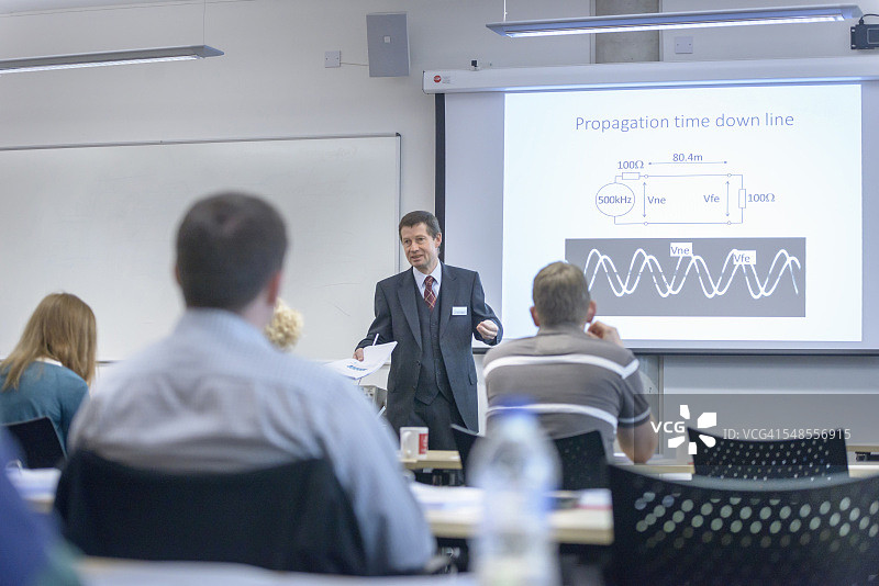 讲师在研讨会上向观众讲话图片素材