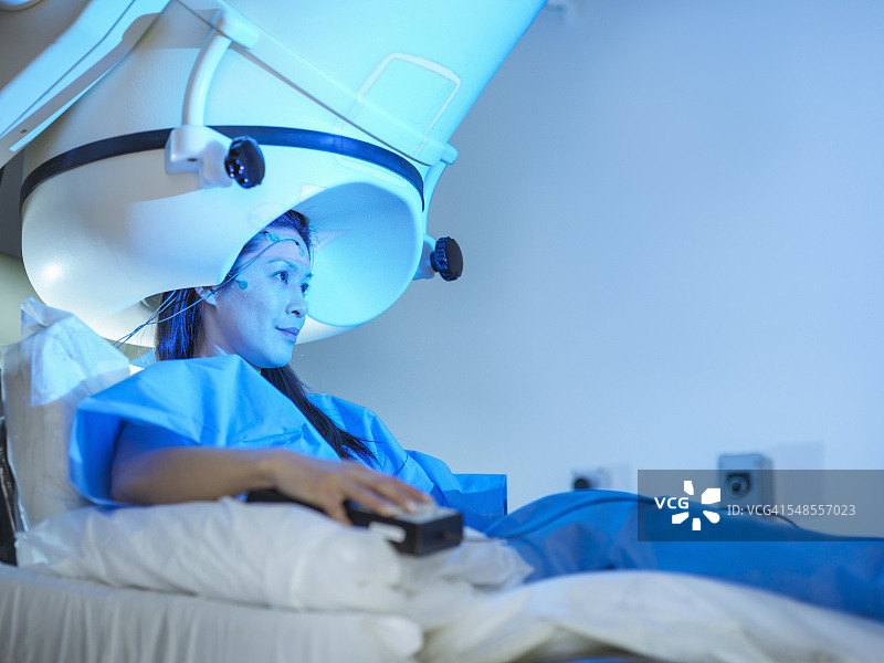 在脑磁图(MEG)扫描仪中的女患者图片素材