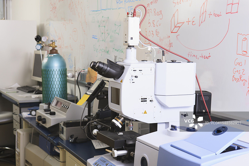 大学化学实验室：X射线荧光分析仪和压缩气瓶图片素材