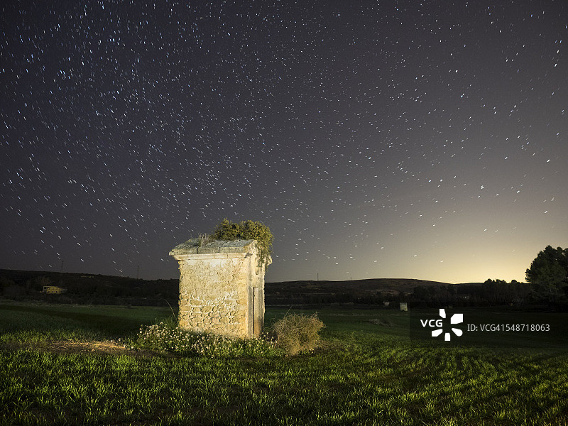 田野里的棚屋图片素材