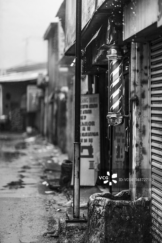 后巷店铺的理发店灯柱图片素材