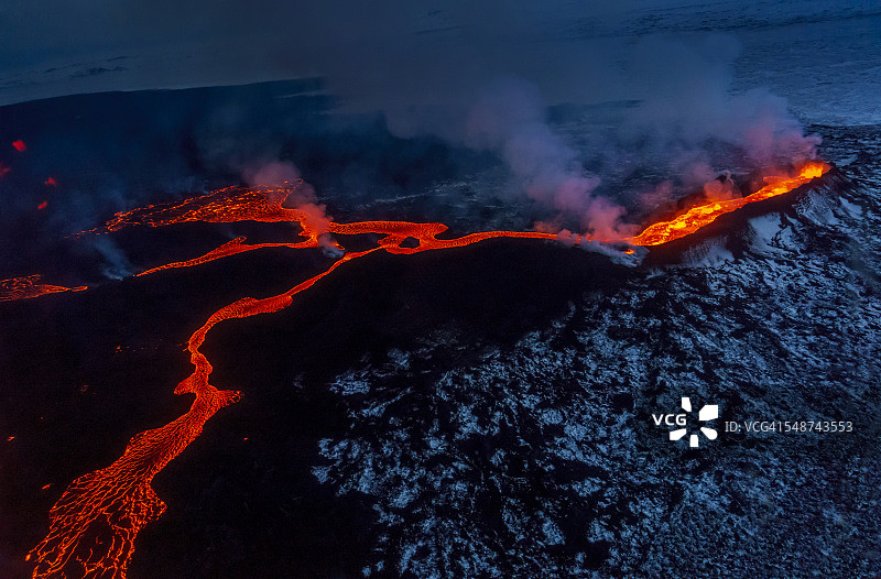 冰岛流动的少量熔岩图片素材