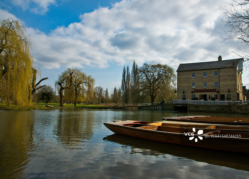 英国剑桥康河上的撑篙船图片素材