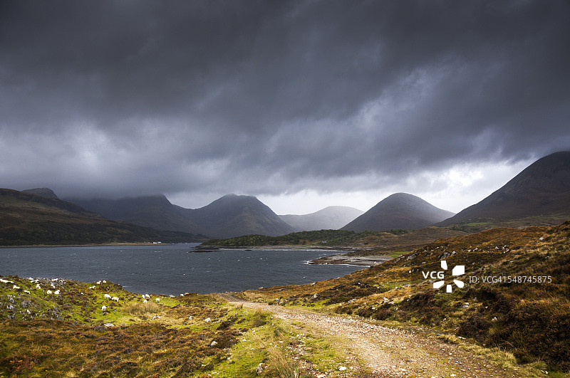 斯凯岛库林丘陵上空的阴沉天空图片素材