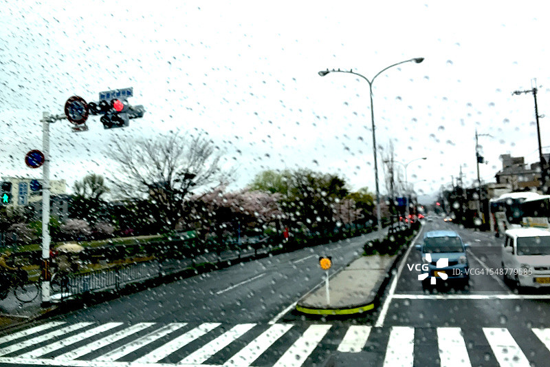 透过雨窗的景色图片素材
