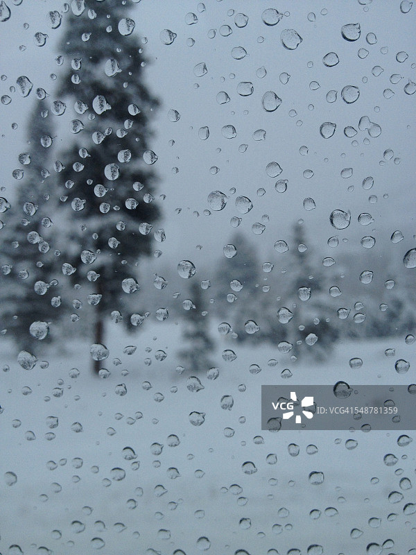 透过雨窗的景色图片素材