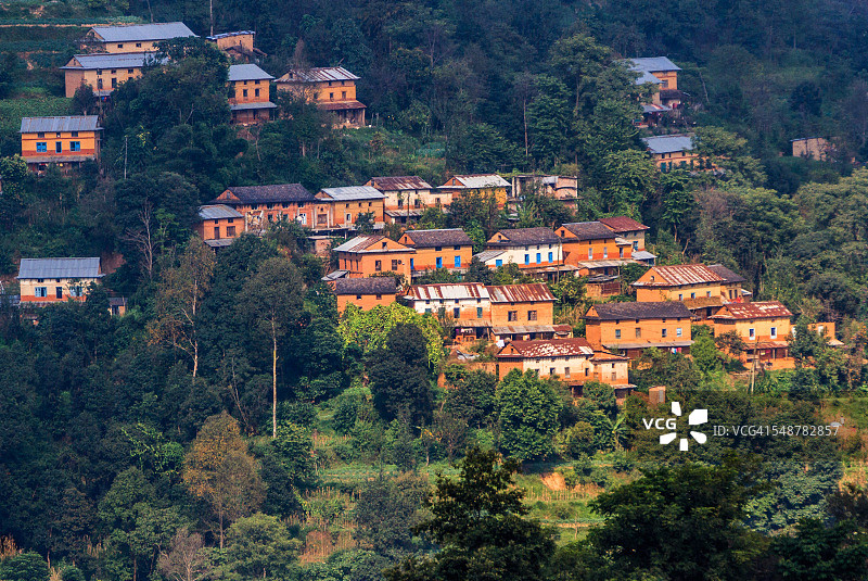 尼泊尔桑库至纳加阔特徒步的山坡村庄图片素材
