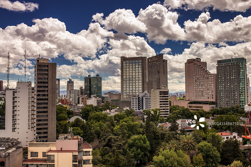 从墨西哥城波兰科酒店看到的城市天际线图片素材
