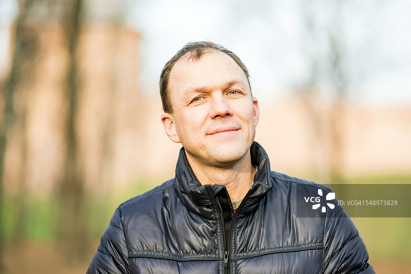 公园里的男人肖像图片素材