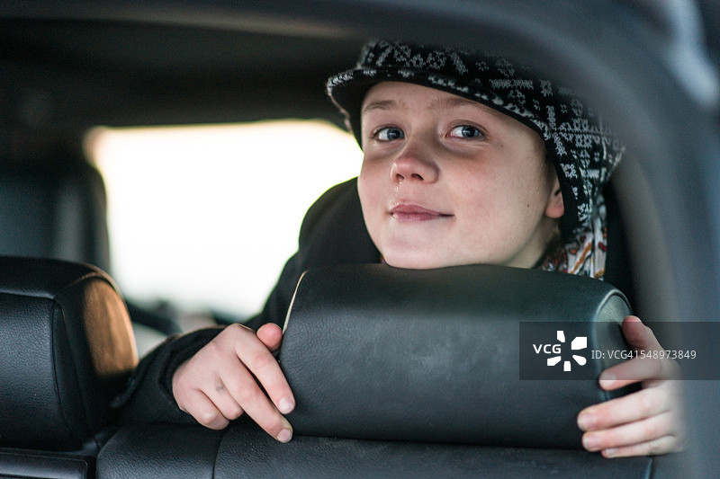 男孩向车窗外看图片素材