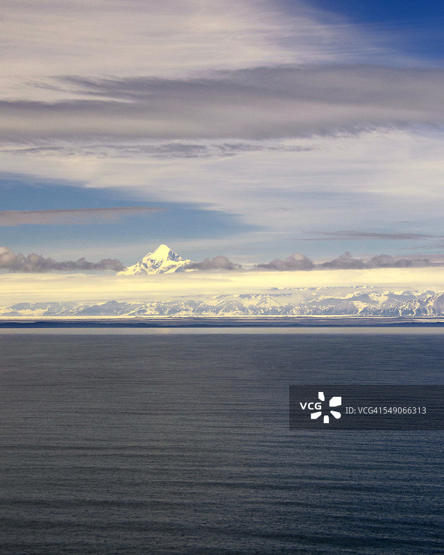 从阿拉斯加水域眺望圣埃利亚斯山图片素材