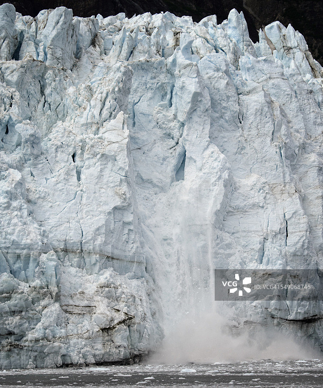 阿拉斯加马杰里冰川上壮观的冰川崩解图片素材