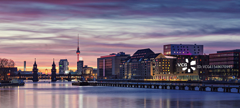 多云日落下的柏林天际线图片素材