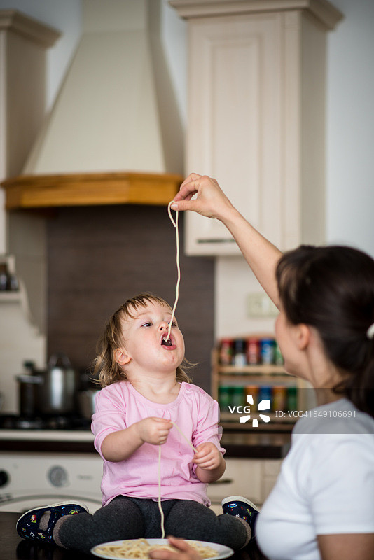 如何喂养孩子图片素材