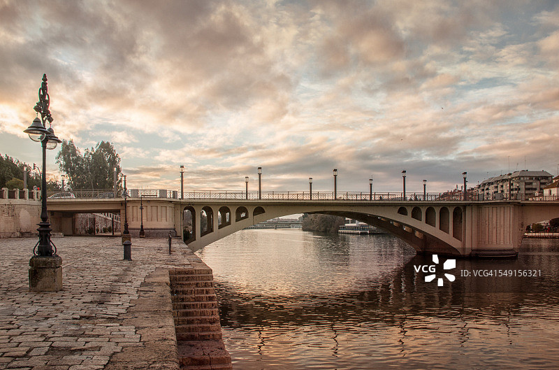 圣特尔莫桥图片素材