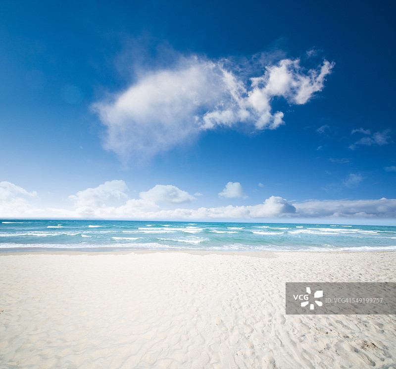 阳光下的美溪海滩图片素材