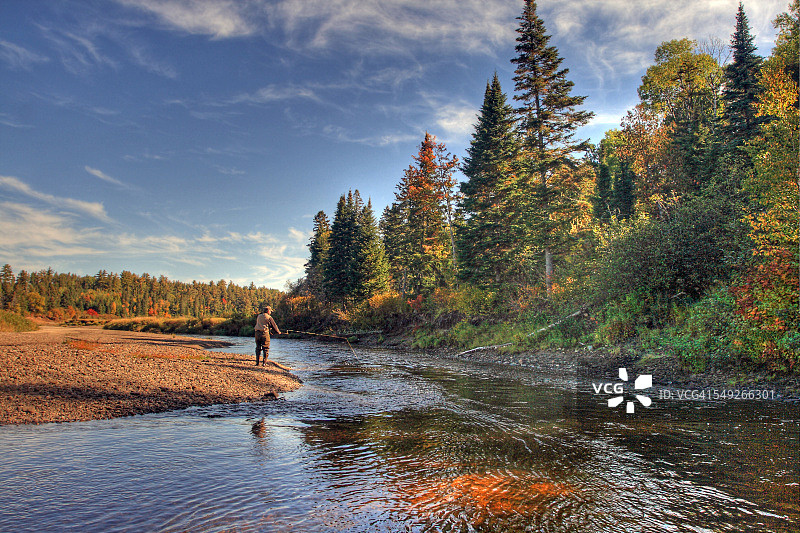 在凯恩斯河沿岸的鲑鱼渔民图片素材