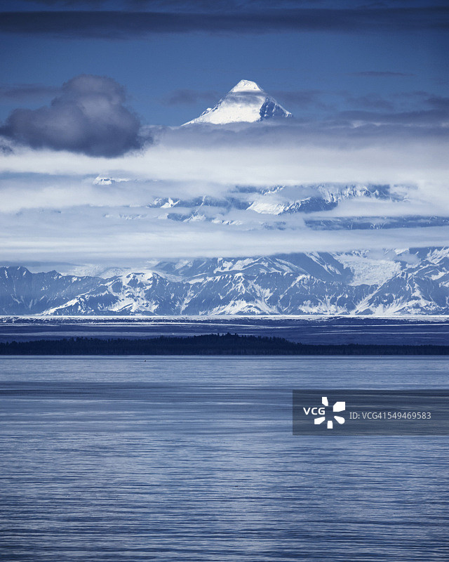 阿拉斯加州圣埃利亚斯山耸立于海岸之上图片素材