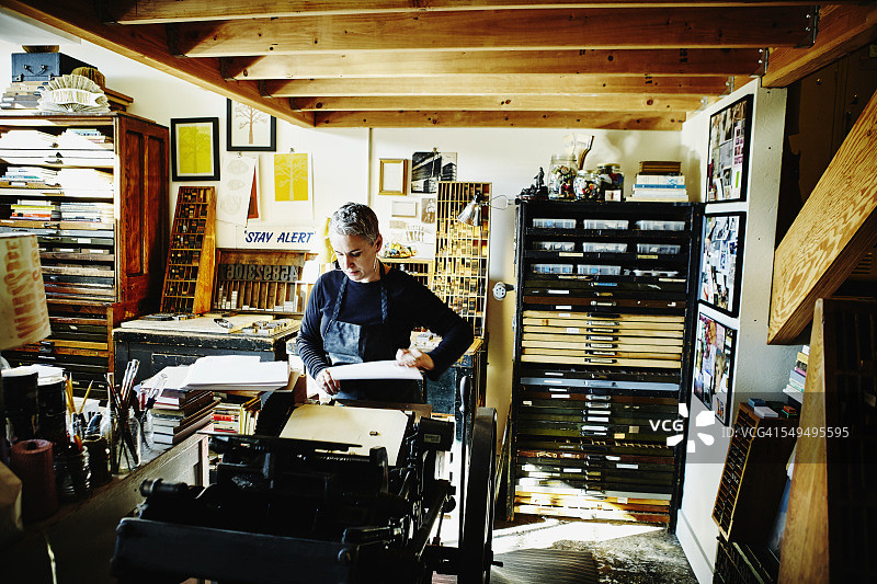 在印刷机上准备打印卡的打印机图片素材