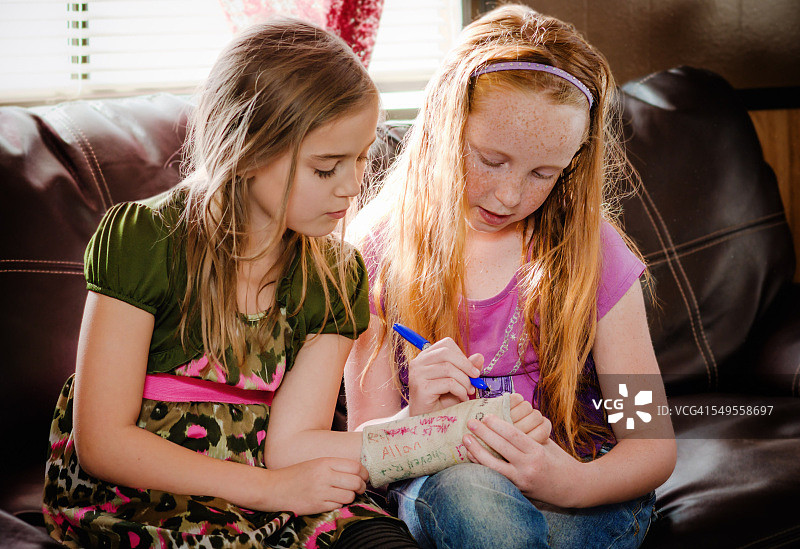 在沙发上打着石膏的女孩图片素材
