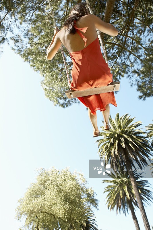 荡秋千的女人图片素材