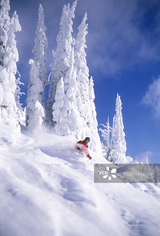 下坡滑雪者图片素材