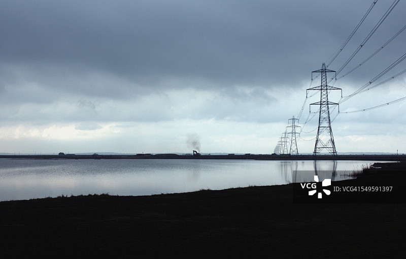 河畔的电线图片素材