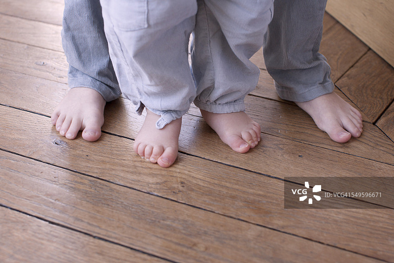 儿童和婴儿的裸脚特写图片素材