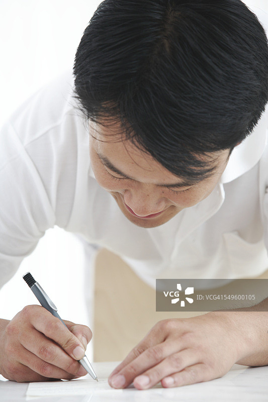 男人在写作图片素材