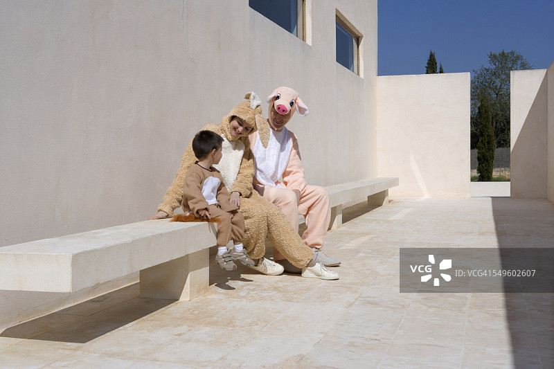 穿着动物服装的家庭图片素材