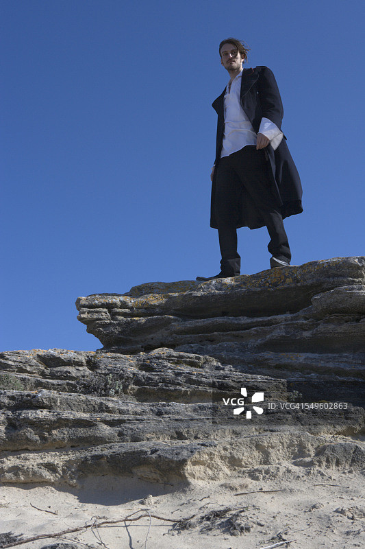 站在岩石上的男人图片素材